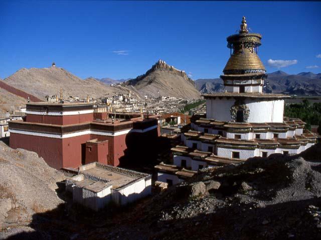 21.Tag: Fahrt nach Shigatse 3900m F/ Gästehaus Nach der Ankunft in Shigatse steht dann die Besichtigung des Tashilunpo Klosters