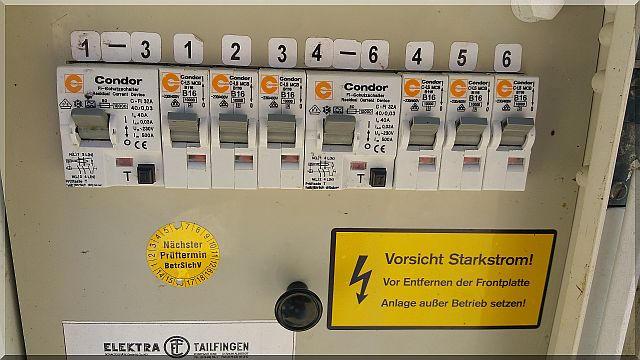 Formel anwenden und das Ergebnis lautet: Ich kann 3680 Watt (16 A x 230 V) an die Sicherung hängen, das reicht