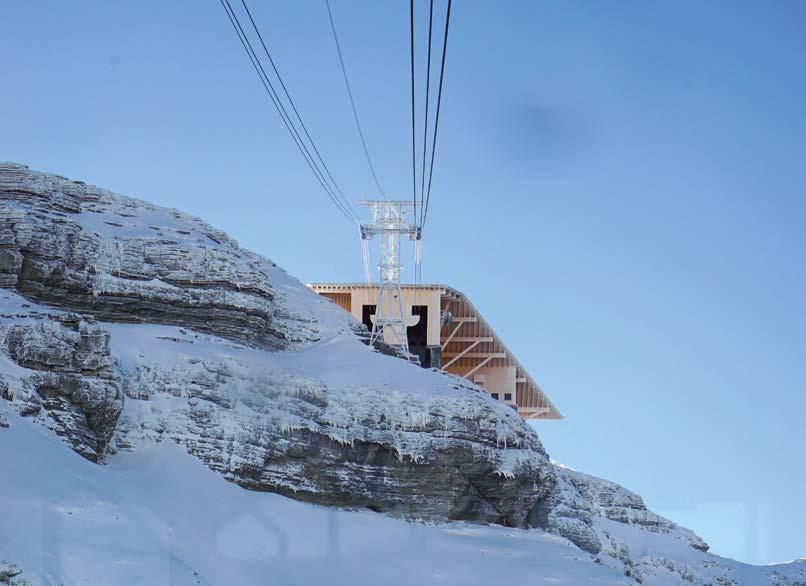 Eine einmalige Lage Der Chäserrugg ist der östlichste der 7 Churfirsten und geniesst eine exponierte Lage: Nach Norden sanfte Hänge und nach Süden markant steilabfallende Felsen bis zum Walensee.