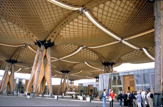 4. Verwendungen von Tannenholz Hannover, Expodach Weltausstellung 2000 überspannt mit 10 Schirmen 16.000m² (Höhe: 26m).