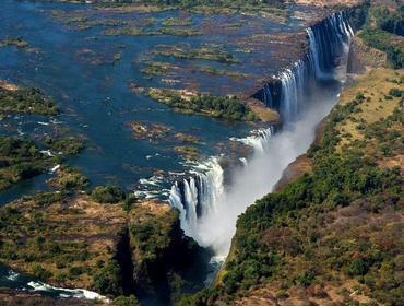 12. + 13. Tag: Über die Grenze nach Simbabwe zu den Viktoria Wasserfälle Heute lassen Sie Botswana hinter sich und werden zu den mächtigen Victoria Falls in Simbabwe gefahren.