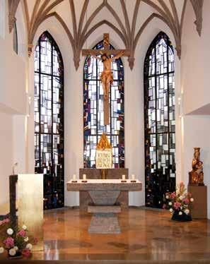 UNSERE KLOSTERKIRCHE Ein Ort der Stille und des Gebetes ist unsere Klosterkirche mit dem Reliquienschrein der hl. Crescentia. Seitwärts finden Sie eine Statue des Kirchenpatrons - des hl. Franziskus.