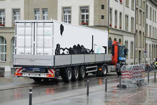 Gewicht Lastwagen mit Kran: ca. 30 Tonnen. Lastwagen mit Ausstellungscontainer geladen: ca.