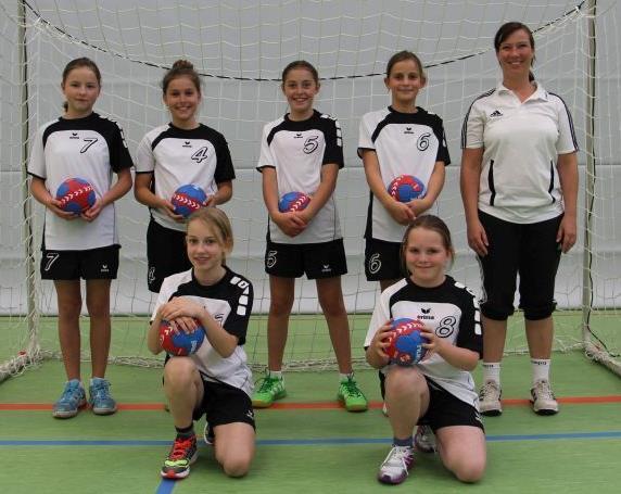 Die Mannschaft : - - weibliche D-Jugend - - Hinten v. links: Clara, Katharina, Johanna, Clara, Trainerin Carolin Vorne v.