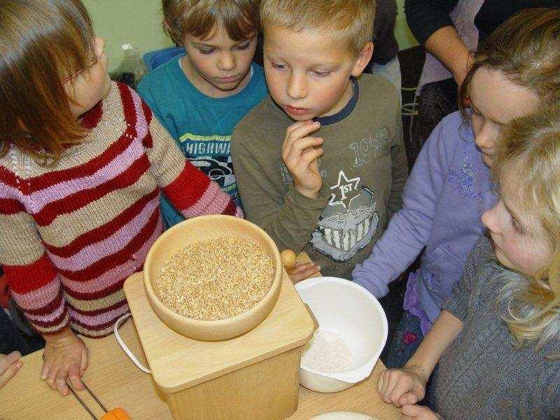 Lehrerin, zeigte den Kindern im