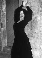 Zwischen den Zigeunern in Madrids Vallecas" erfuhr Milagros De la Fuente die Liebe zum Tanz. Jeden Abend entstand der Flamenco von neuem.