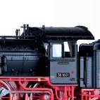 Güterzugset der DR, bestehend aus Dampflokomotive BR 38 und drei IV/2016 557 gedeckten Güterwagen GGrhts Art.