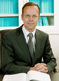 ; Federālās valdības pārstāvis daudzās lietās Eiropas Kopienu Tiesā; kopš 2007. gada 17. septembra Vispārējās tiesas tiesnesis. Santiago Soldevila Fragoso [Santjago Soldevila Fragoso] dzimis 1960.