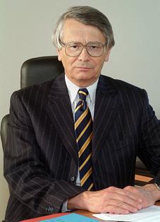 Tiesa Tiesas locekļi Endre Juhász [Endre Juhāss] dzimis 1944.