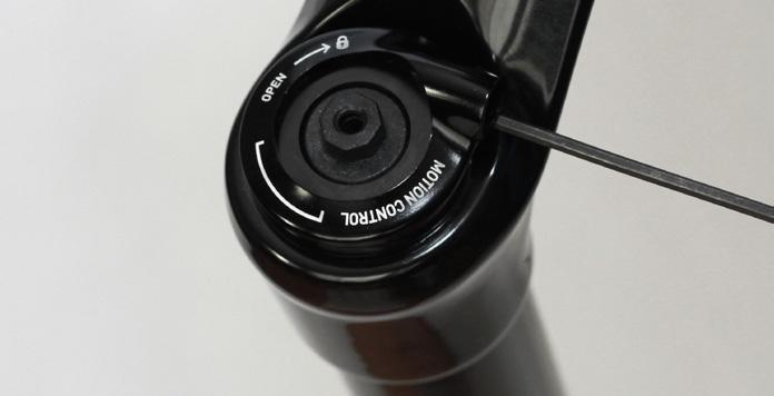 10 mm RCT3 1,5 mm RCT3 RL: Entfernen Sie die Befestigungsschraube des Druckstufeneinstellrings mit einem 2,5-mm-Inbusschlüssel.