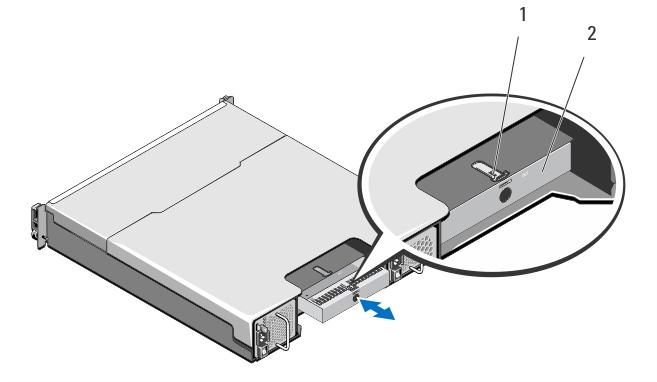 Entfernen einer Platzhalterkarte des RAID-Controller-Moduls VORSICHT: Um eine ordnugsgemäße Systemkühlung sicherzustellen, muss eine RAID-Controller-Modul-Platzhalterkarte in dem leeren Steckplatz