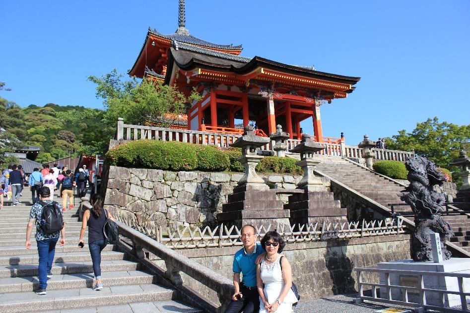 Đền Yasaka ( 八坂神社, Yasaka Jinja) tên gọi thời trước là Gion Shrine ( 祇園神社 ) là ngôi đền Shinto ở quận Gion, khu phố Higashiyama-ku.