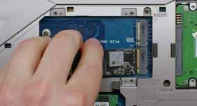 7. SSD einsetzen Je nach Computer müssen Sie möglicherweise einen Heizkörper oder eine Schraube entfernen, bevor Sie die neue NVMe PCIe SSD einsetzen.