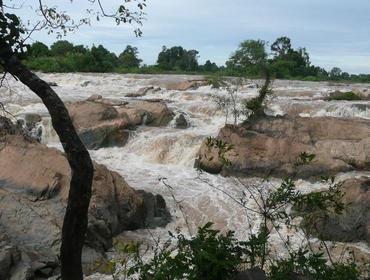 Hier, wo der Mekong seine breiteste Ausdehnung findet, ist im Lauf der Jahrtausende eine Landschaft entstanden, die je nach Wasserstand nur wenige große und zahllose kleine Inseln im Fluss