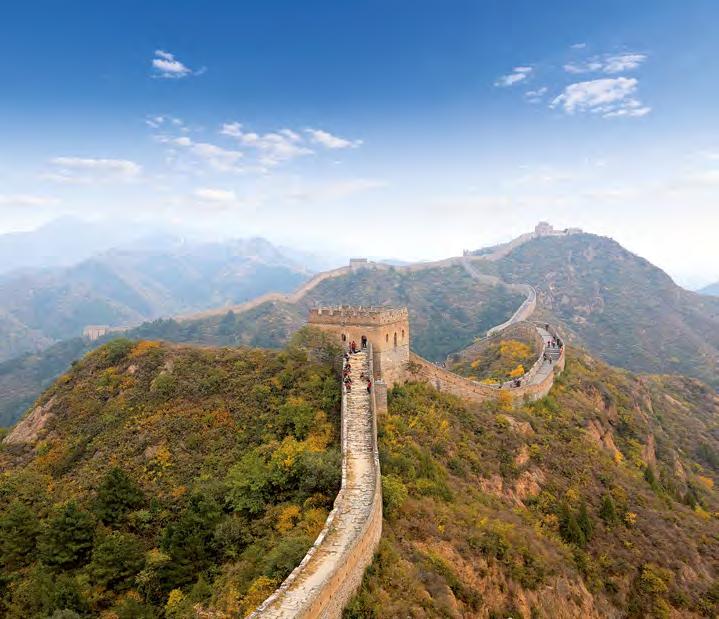 Mongolische Schweiz Große Mauer Zarengold Speisewagen Der über 6.000 km lange Steinwall schlängelt sich mitten durch die grüne Landschaft.