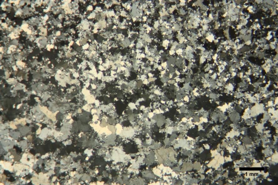 Petrographische Beschreibung 40 Typ Hell (TH): Der helle Granulit besitzt eine weißgräuliche Eigenfarbe. Verheilte weiße Klüfte durchziehen das Gestein.