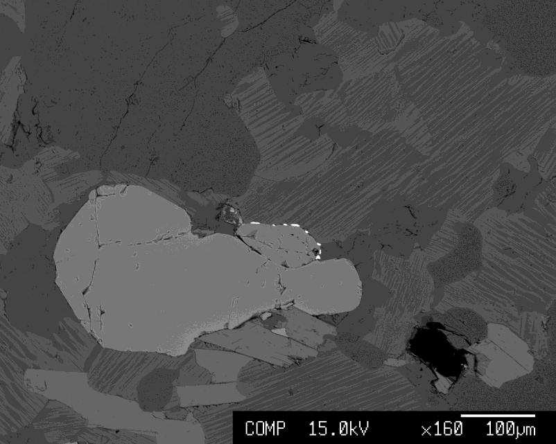 Geochemie 63 Mnz Grt Abbildung 40: BSE-Bild eines almandinreichen Granates mit Monazit. Helle Punkte sind Apatite als Perlenschnur um Monazit.