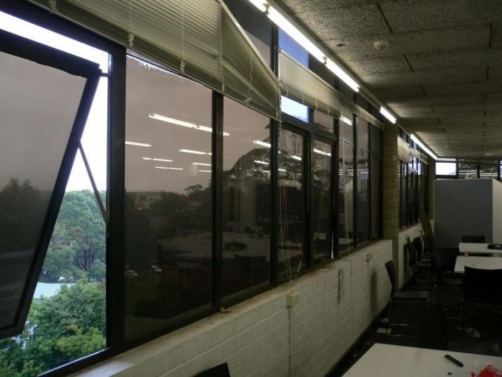 Der Lichttransmissionsgrad der Verglasung Die Verschmutzung von Fenstern und Dachoberlichtern Die Verbauung