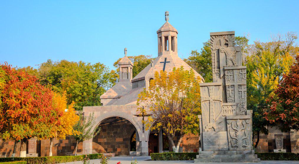besuchen wir die Hauptkirche des Katholikos von Armenien mit ihrem späten Dekorschmuck und den Gräbern der Kirchenfürsten. Hier soll Jesus den Armeniern erschienen sein.