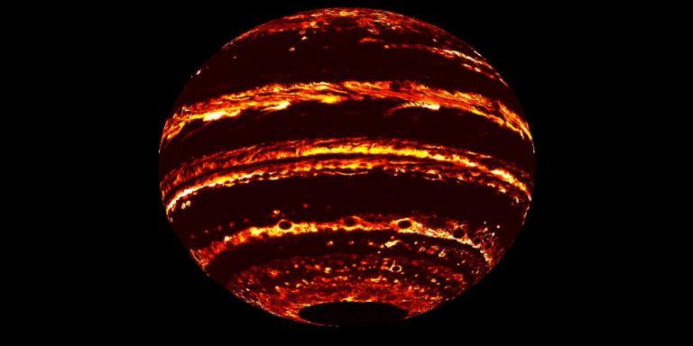 Karte von Jupiters Infrarot-Emission Helle Gebiete: warm, da die Wolken tiefliegend und ziemlich durchsichtig Dunkle Gebiete: kälter, da