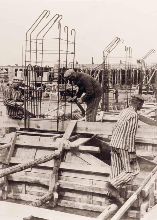 2 Die Errichtung des Klinkerwerks Häftlinge bei der Arbeit an Betonpfeilern,