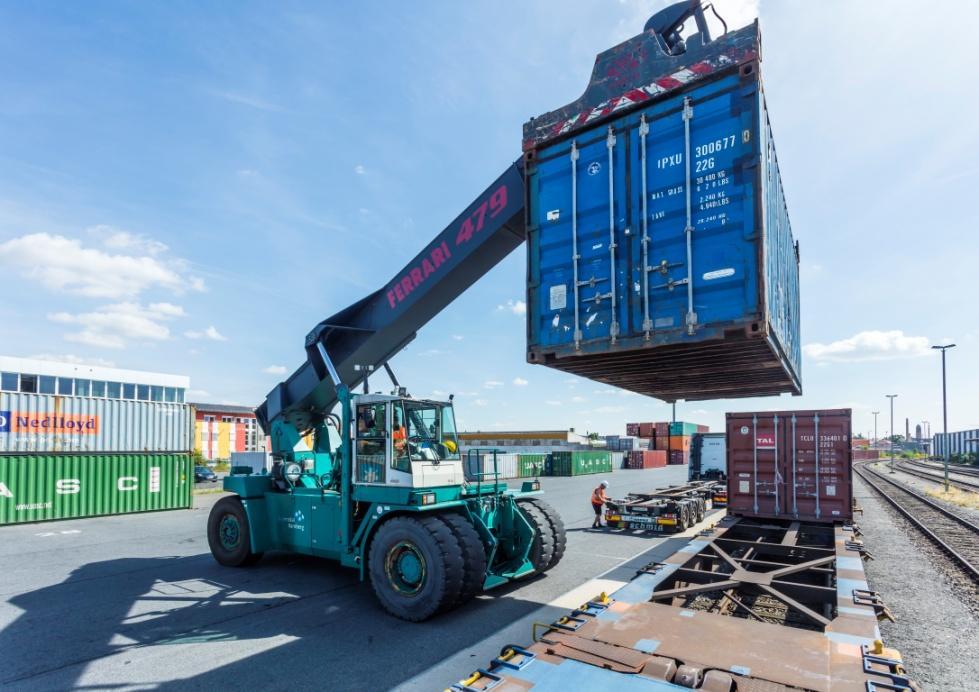 weiter zu metallverarbeitenden Betrieben in Franken, die daraus zum Beispiel Gitterroste oder Haushaltswaren herstellen. Abb. 2 Der Containerumschlag legte 2016 um 12,3 % gegenüber dem Vorjahr zu.