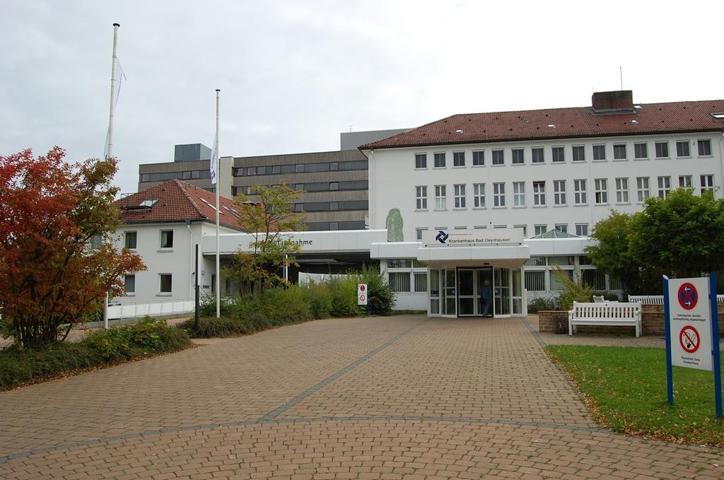 Einleitung Abbildung: Eingangsbereich Krankenhaus Bad Oeynhausen Einleitung Ab dem Jahr 2005 sind die Krankenhäuser dazu verpflichtet, alle 2 Jahre einen strukturierten Qualitätsbericht zu