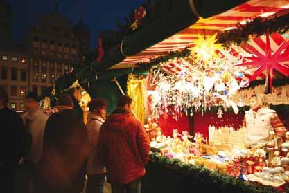 Neben dem Christ kindlesmarkt erwarten Besucher der Stadt im Advent weitere vorweihnachtliche Erlebnisse von den Augsburger Domsingknaben über die Augsburger Puppenkiste bis hin zur Fuggerei.