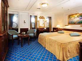 Elegante Rosenholzmöbel, ein grauweisser Marmorkamin und das Queen Size Bett (180 x 200 cm) mit getrennten Matratzen und Baldachin prägen den Stil des Raumes.
