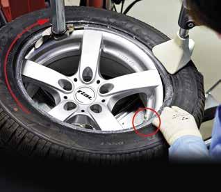 Beginnen Sie die Montage der unteren Reifenwulst durch Betätigen des Drehtellers im Uhrzeigersinn.
