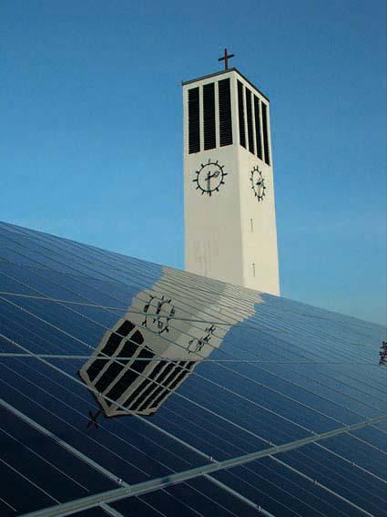 FLÄCHENDECKEND GUT Solarmodule soweit das Auge reicht. Anfänglich bestanden ästhetische Bedenken bei der Diözese gegenüber einer Fotovoltaikanlage auf einem sakralen Gebäude.