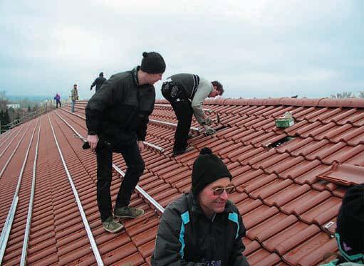 ENGAGEMENT ÜBERZEUGT Das neue Dach wird für die Deckung mit Solarmodulen vorbereitet.