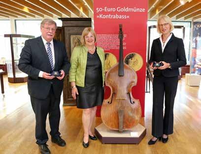 ) Günther Schauerte, Vizepräsident der Stiftung Preußischer Kulturbesitz, und Conny Restle, Direktorin des Musikinstrumenten- Museums, stand eine musikalische Darbietung auf dem Kontrabass von Gunars