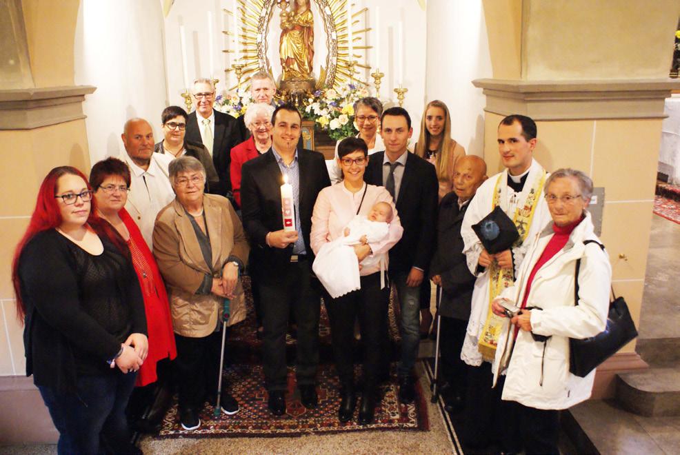 Taufe in Kloster Engelport In Vorbereitung auf die große Fatima-Prozession am 13. Oktober über das Engelporter Land trafen sich zahlreiche Gläubige mit den Kanonikern und Oblaten.
