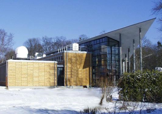 Bild 1. Der Neubau des Forschungs- und Technologiegebäudes des Astrophysikalischen Instituts Potsdam. Die Einweihung fand am 13. März 2000 statt. Das Astrophysikalische Institut Potsdam Bild 2.
