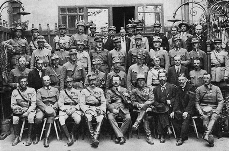 Ľudovít Bazovský (sedí tretí sprava) a generál