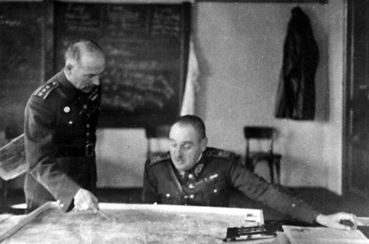Ferdinand Čatloš (stojící) s generálem Otakarem Zahálkou v