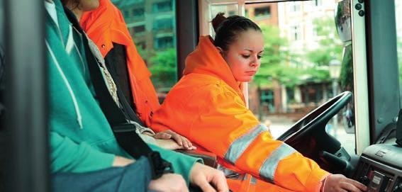 BERUFSKRAFTFAHRERIN/ BERUFSKRAFTFAHRER Das lernst du: n Führung von LKWs und Spezialfahrzeugen in ganz Hamburg n Anwendung der Straßenverkehrsordnung und der gängigen Vorschriften, insbesondere zur