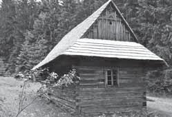 Obytné a spoločenské objekty Najstarším objektom skanzenu je zrubový obytný dvojdom so stodolou z Oščadnice z roku 1806.
