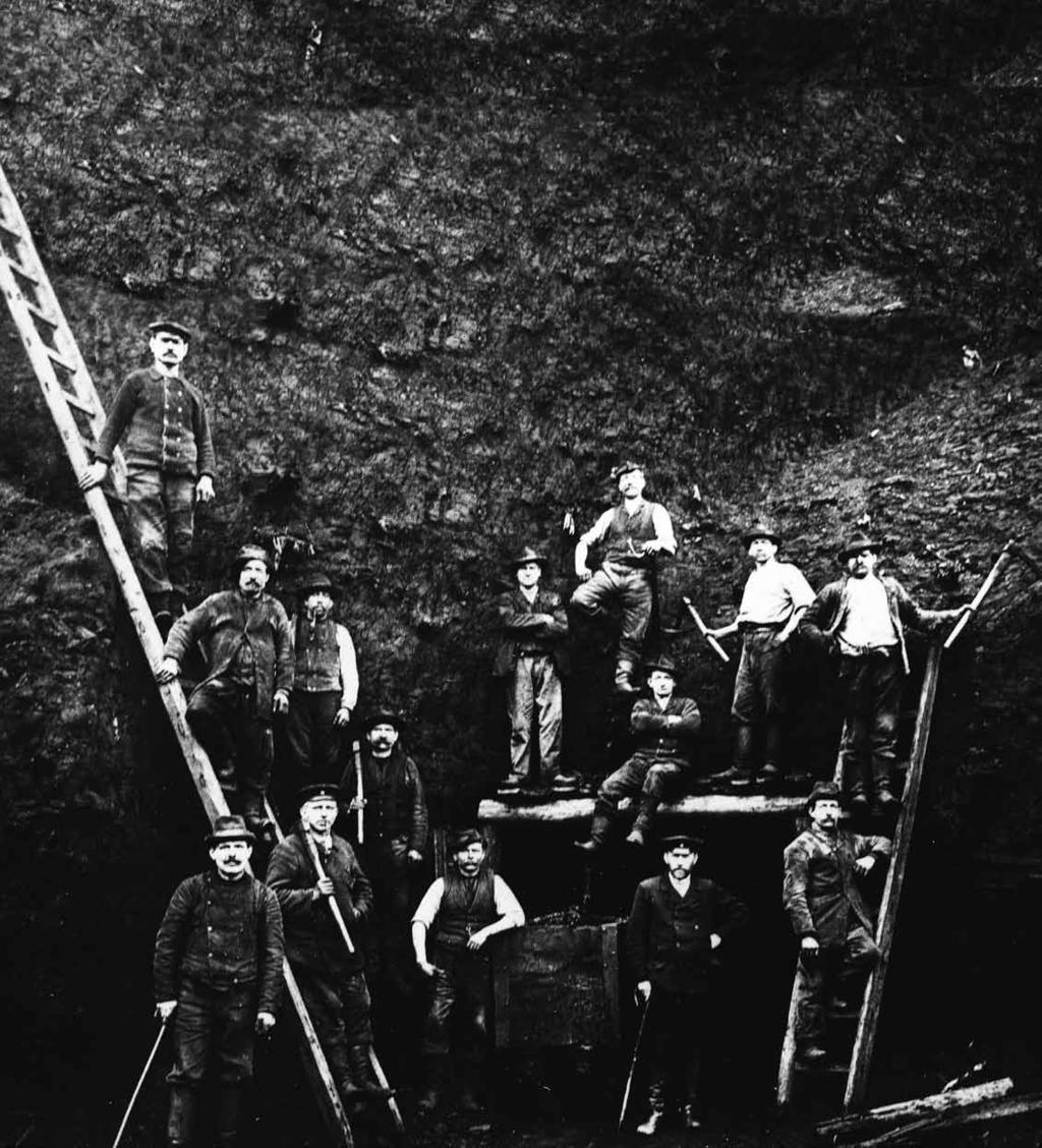 Bergleute der Grube Henriette vor dem Mundloch einer Entwässerungsstrecke, 1905 1866 begann Bahnhofsinspektor von Krottnaurer mit dem Abbau im Grubenfeld Reruanttork, das im Süden an den