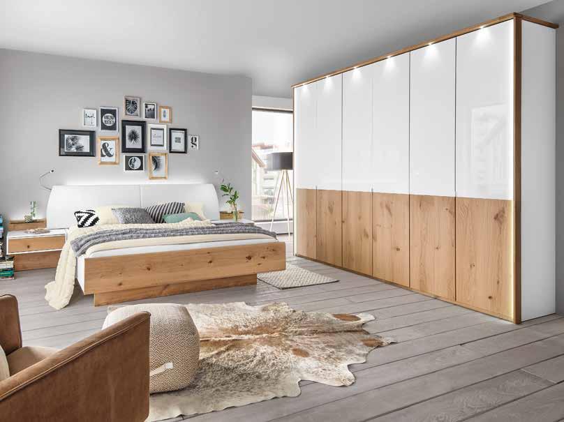 Schlafzimmer, Alpinweiß mit Absetzungen in Massivholz, Balkeneiche furniert, bestehend aus Kleiderschrank, mit Glasfronten, 6-türig, ca.