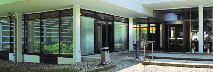 Metallbau 7 Pfosten- und Riegelkonstruktionen Ärztehaus Ludwigshafen Pfosten-Riegel-Eingangsfassade mit Glasdach und Briefkastenanlage Exklusives Ambiente ist mittels einfacher Verbindungstechnik