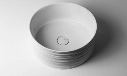 Becken aus Schwarz-Matter Keramik. 38 12 65 B.78 Lavabo in ceramica bianco.