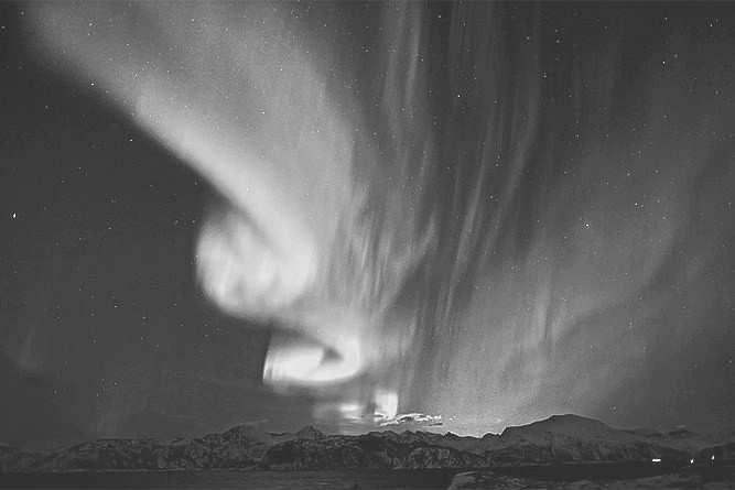 Abbildung 10.2: Ein beeindruckendes Polarlicht über Norwegen. eines extern erzeugten Magnetfeldes (beispielsweise mit einem Helmholtz-Spulenpaar) auf eine Kreisbahn bringen.