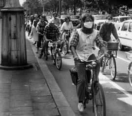 10 Feature Neuland Feature-Serie in sechs Folgen Erich Honecker bekommt den 1 MB-Speicherchip überreicht (1988) akg-images Protest gegen Umweltzerstörung und Luftverschmutzung in Ostberlin (4.