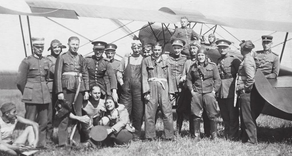 osobnost Dôstojník troch armád Skupina poslucháčov Válečnej školy na stáži vo Vojenskom leteckom učilišti v Prostějove (jún - júl 1930, stojaci na krídle lietadla kpt.