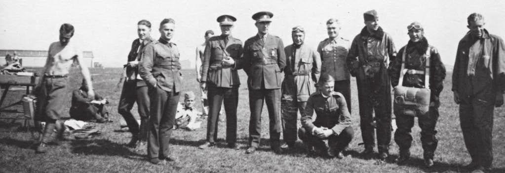 Dôstojník troch armád osobnost Účastníci kurzu pre lietadlových pozorovateľov štábu (august - september) vo Vojenskom leteckom učilišti v Prostějove (september 1934, stojaci tretí zľava škpt. gšt.