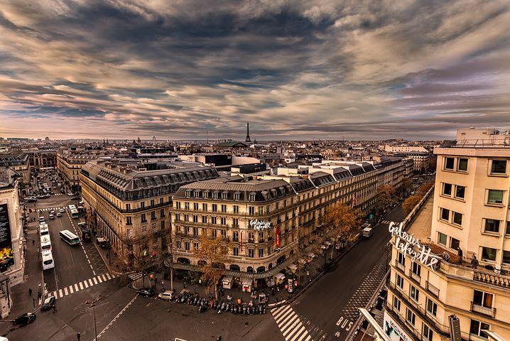 Sie können die Champs-Élysées jederzeit zu jeder Tages- und Nachtzeit besuchen, und Schaufensterbummel kostet Sie keinen Cent.