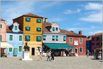 Auf Burano wird Ihnen die ruhige und beschauliche Stimmung auffallen. Die Hektik lassen scheinbar ALLE Touristen in Venedig zurück. Ewa 5000 Menschen wohnen hier.