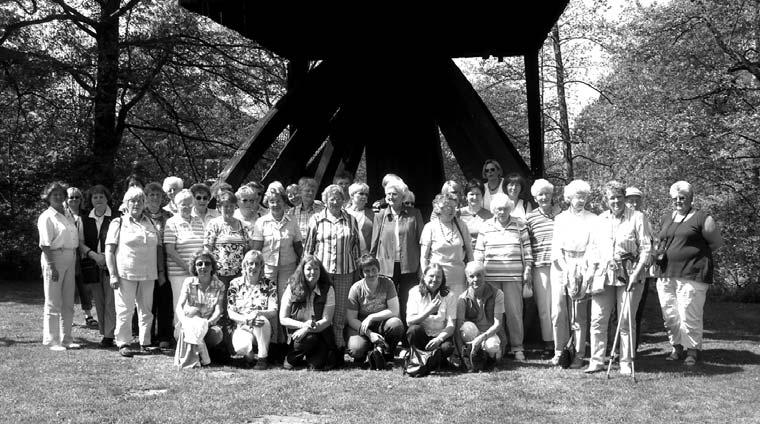 Landfrauen-Tagestour nach Stade Singender Führer Es war noch nebelig, als sich 43 Landfrauen um 6 Uhr in Böklund trafen. Pünktlich wurde mit dem Busunternehmen Nissen gestartet.